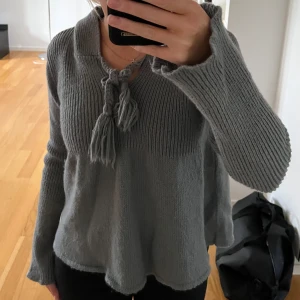 Stickad tröja  - Super söt stickad tröja från odd Molly. Den har luva och knytning där fram.