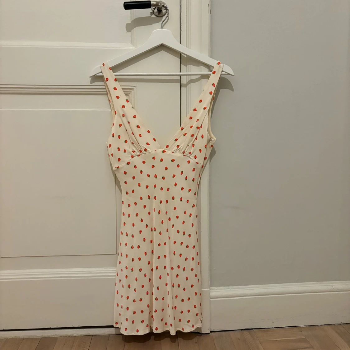 Vit klänning med jordgubbsmönster från Zara