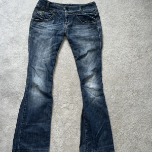 Low Waist bootcut - Jätte snygga low waist bootcut jeans med coola fickor 