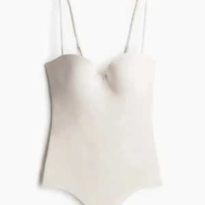 hm body - säljer den slutsålda populära vita bodyn från hm! öppen för byte med en svart i 75c💕