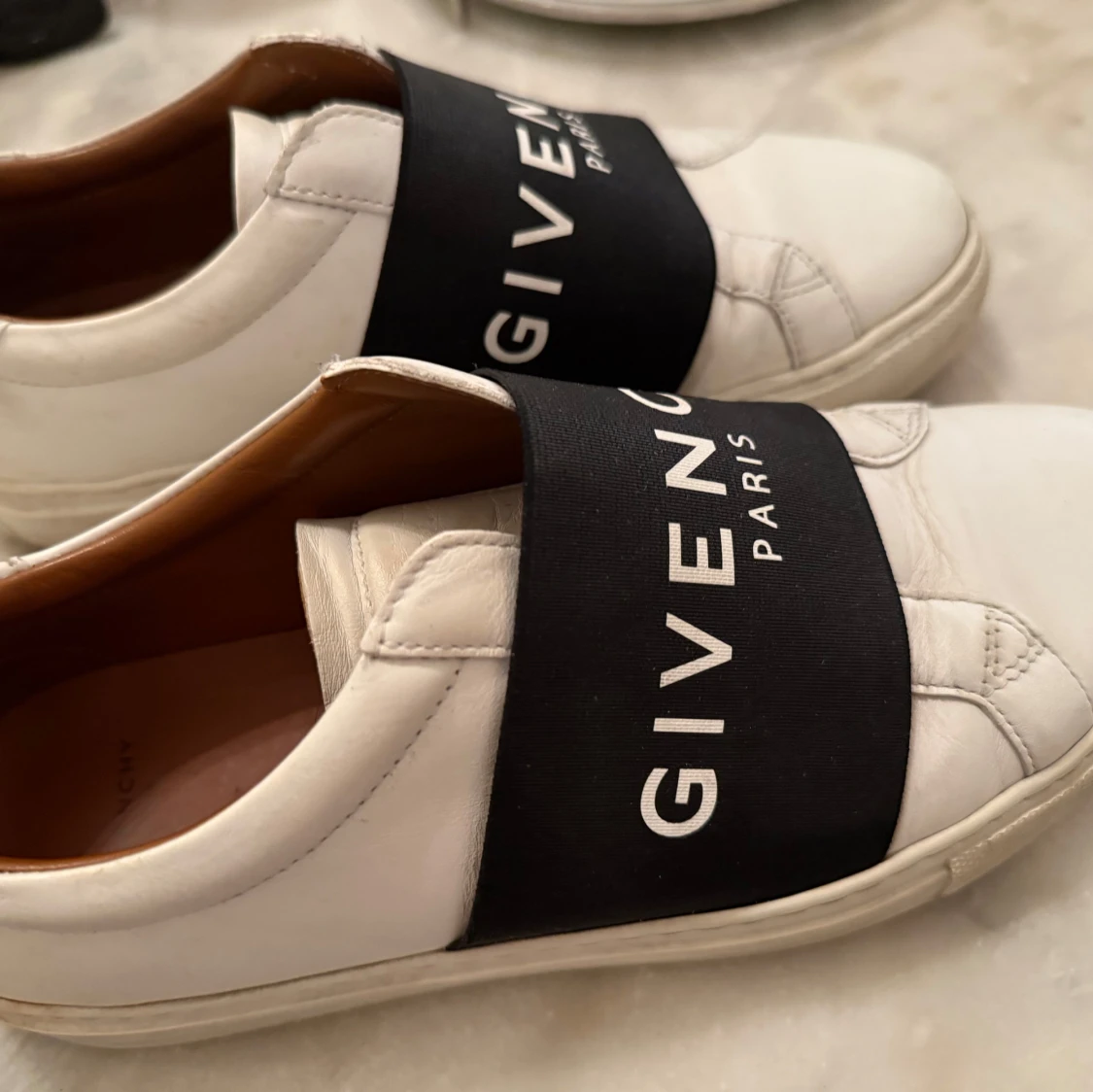 Vita sneakers från Givenchy - 2