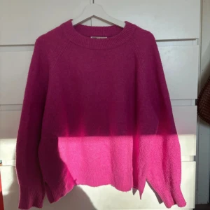 Rosa stickad tröja från Pull&Bear - Superfin stickad tröja, den har en pytteliten fläck på vänstra armen som inte syns så mycket🎀🎀  Den är i storlek M men det passar mig som vanligtvis har S/XS