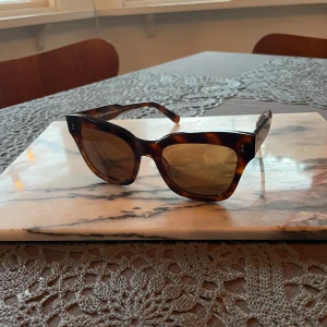 Solglasögon från Chimi - Snygga solglasögon från Chimi i modellen #005 med en klassisk sköldpaddsmönstrad båge. De har en stilren design med bruna linser och kommer med ett vitt fodral och en tygpåse för förvaring, med följer även en oanvänd tvättduk från Chimi. använda max 10 gånger. Perfekta för att ge din stil en extra touch!