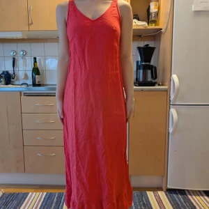 100% linne långklänning från second hand - 100% röd långklänning från Jackpot. 100% linne. Gissar på storlek S/M. Denna annons har gratis frakt!!