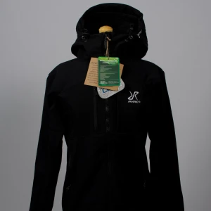 Svart RevolutionRace jacka - RevolutionRace friluftsjacka i storlek L dam! Oanvänd! 🔹 Färg: Svart 🔹 Storlek: Large 🔹 Skick: Aldrig använd 🔹 Rek. nypris: 1 699 kr – Vi säljer för 500kr! 💚 Om oss: Reclaim UF samarbetar med kända varumärken för att rädda kläder från att slängas. Vi fixar till dem och ger dem en ny chans – hållbart, snyggt och prisvärt! 📦 Frakt: Skickas med PostNord/Schenker inom 1–3 dagar