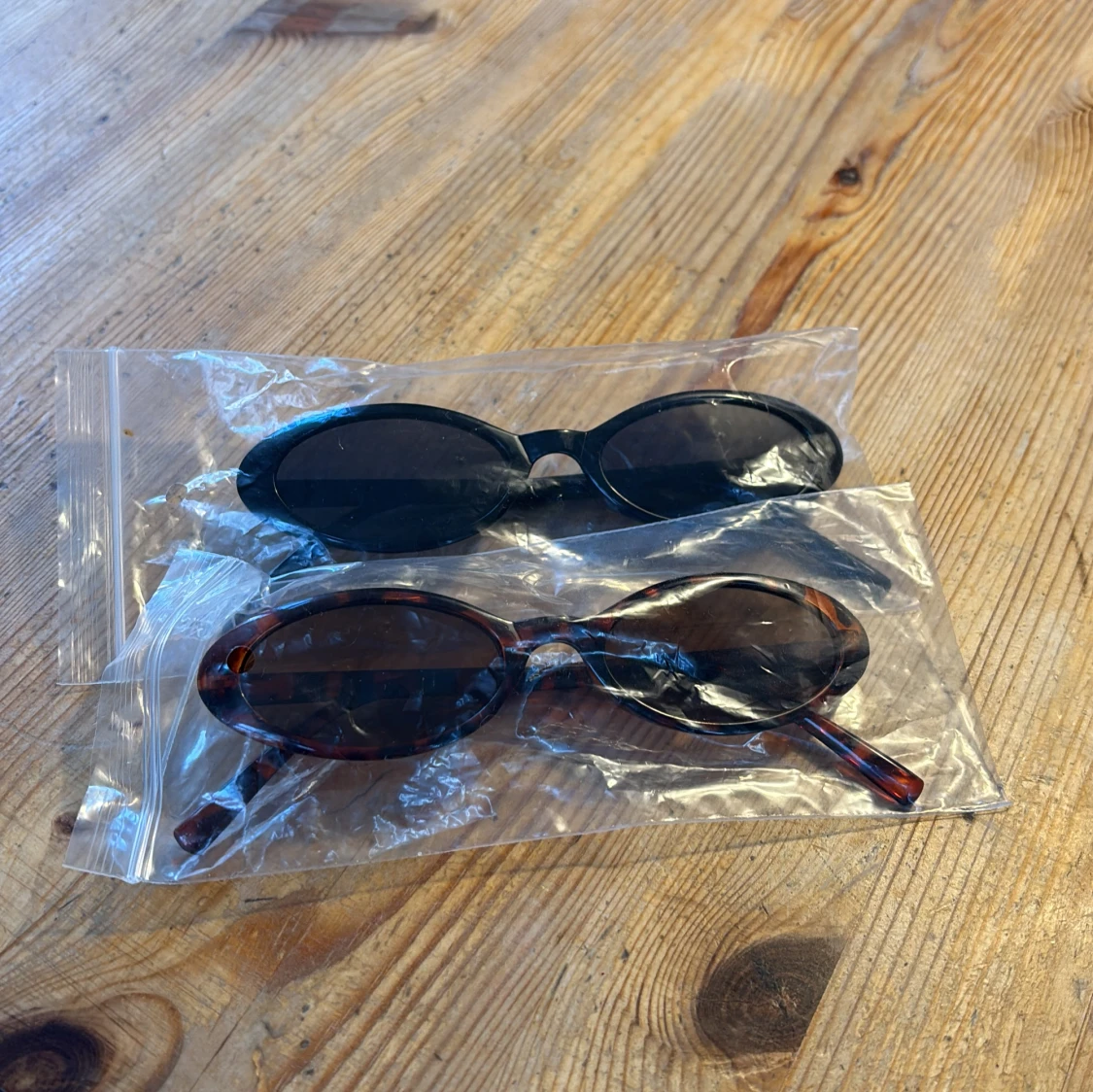 Ovala solglasögon i svart och sköldpaddsmönster - 2