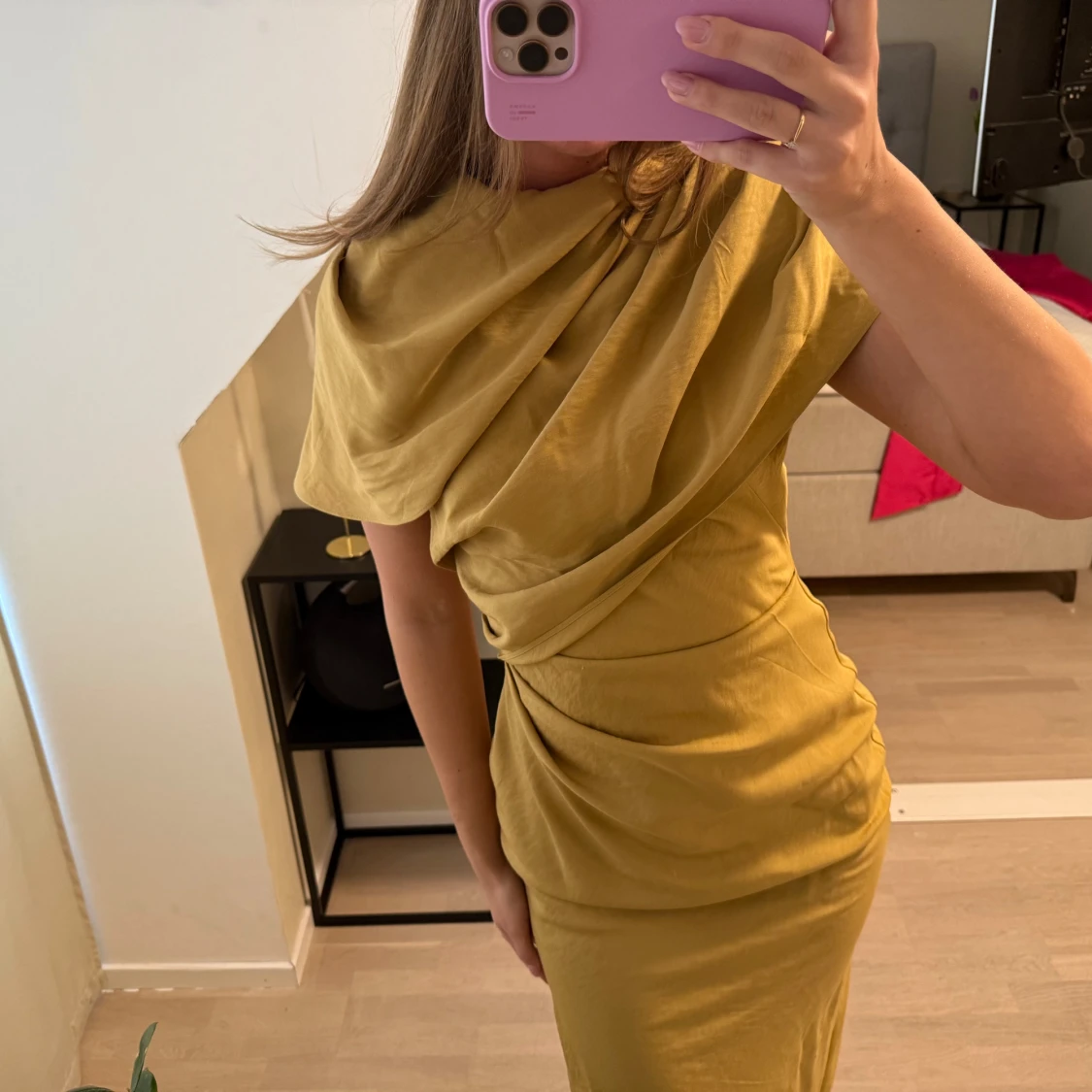 Ockragul långklänning med draperad design - 1