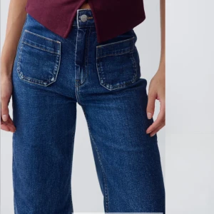 Blå jeans med vida ben - Front pocket jeans från Gina tricot. Använd fåtal gånger, perfekt skick. Nypris 499kr