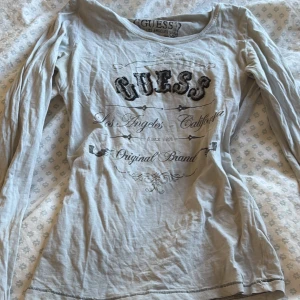 långärmad tröja från Guess - Långärmad tröja guess tröja med statement text, en unik och cool tröja💗passar till alla stilar! Text både på fram och baksida, pärlor är broderade på framsidan.