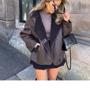 Brun jacka  - Jacka köpt från Emma-lisa.com. Aldrig använd men försent för att göra retur för mig. Storlek S.