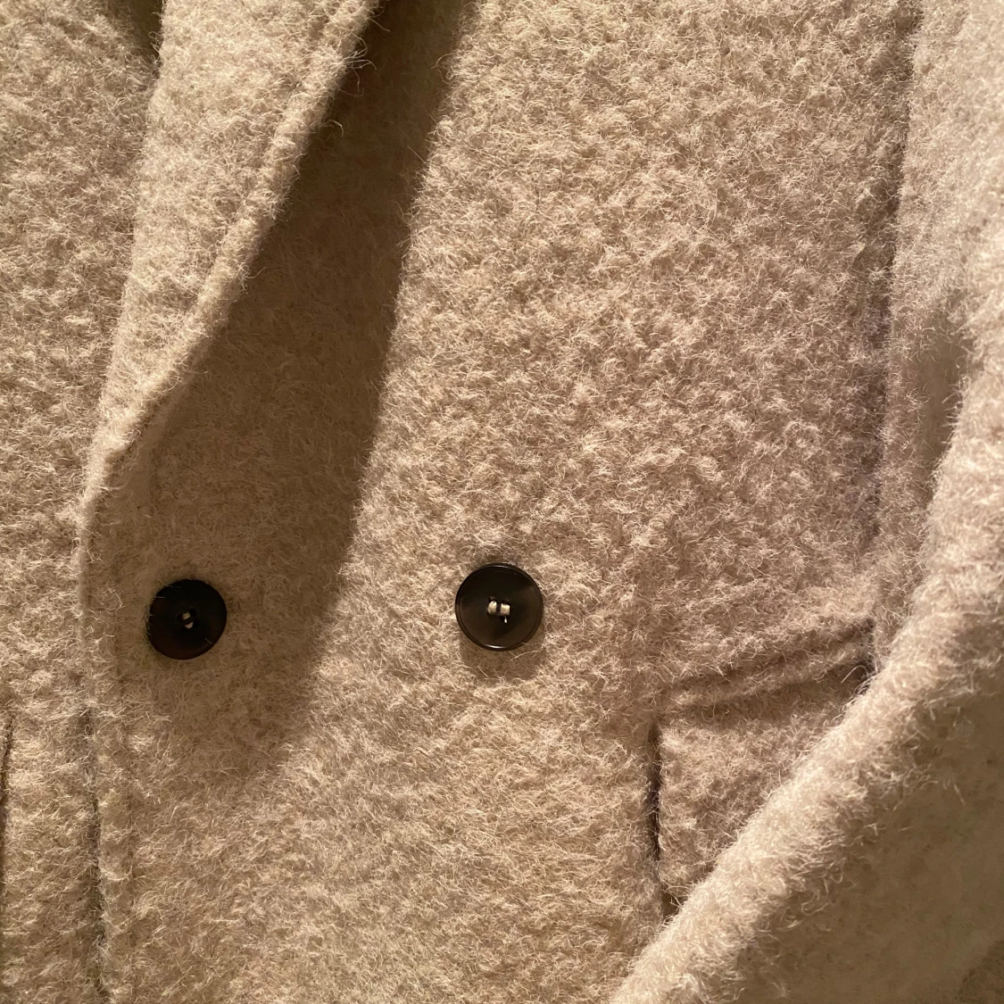 En kortare Beige kappa från Studio - 1