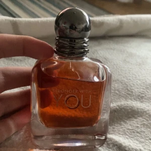 Parfym 'Stronger With You' - Säljer en elegant parfymflaska av märket Emporio Armani, 'Stronger With You'. parfymen är nyskick bara några spray använd. äkta naturligtvis