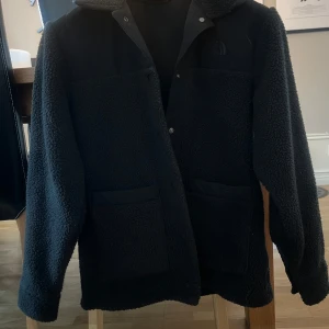 Svart teddyjacka från The North Face - Lite tunnare teddyjacka från The North Face 