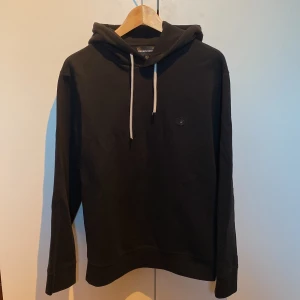 Emporio Armani Hoodie - Köpte den för nått år sen men har bara använt den ett par gånger. Ord -:2600kr, Håller på spara till studenresa så vill ha bort den så fort som möjligt pris kan diskuteras.