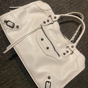 Vit väska - Säljer en jätte fin och fräsch väska. Funkar perfekt att ha till skolan och får plats mycket i den, köpt här på plick. Lägg budförslag💕💕