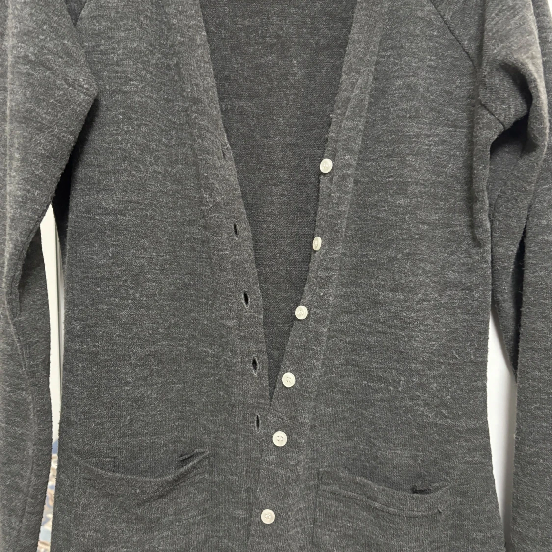 Grå kofta med knappar - 1