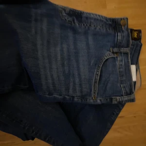 Blå jeansbyxor från Lee - Snygga blå jeansbyxor från Lee Perfekta för en avslappnad stil. W36 L34