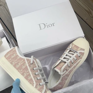 Dior sneakers - DESSA ÄR SKORNA I 38, kolla min profil så förstår du