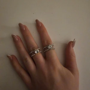 2 st Tjejringar   - Silver är US 7,5 eller 17,7 mm Guld är US 7 eller 17,3 mm Vet inte materialet tyvärr, någon form av metall Fråga gärna om du har undrar något 
