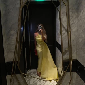 Gul axelbandslös långklänning - Säljer en elegant gul långklänning med en one-shoulder design. Från Dubai 💛helt ny med prislappen på köpte den för 7000kr 