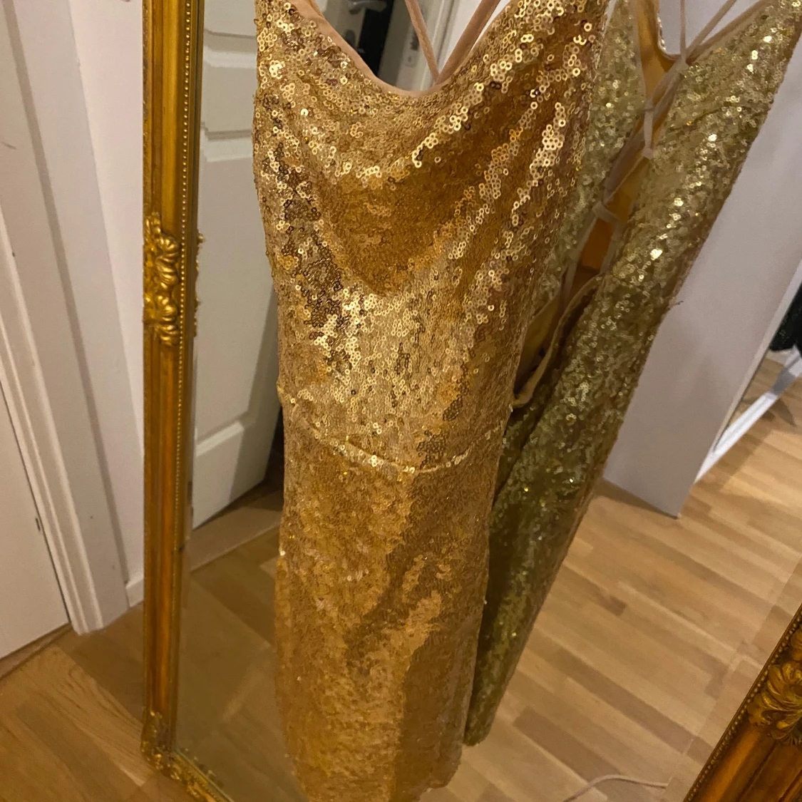 Klänning med små guldpaljetter