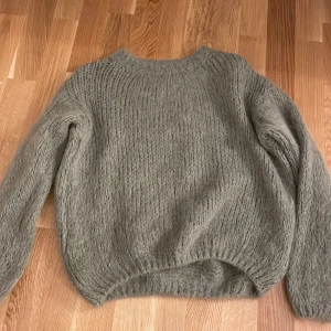 Grön stickad tröja från design by si❤️ - Mysig grå stickad tröja med långärmad design. Perfekt för kyliga dagar med sin mjuka och varma känsla. Enkel och stilren, passar till många olika outfits. Den är oanvänd men har ingen lapp. Den ör i strlk S❤️