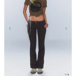 Svarta bootcut byxor - WEEKDAY bootcut jeans low waist. Helt nya med lappen på! Pris kan diskuteras. Slutsåld❤️