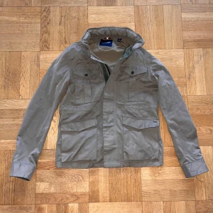 Scotch and soda field jacket  - Säljer en stilren mörkgrön fieldjacket från Scotch and soda eftersom den är för liten. Perfekt för vår och höst! Hör av dig om du har några frågor.