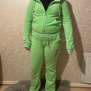Grön hoodie med dragkedja - Säljer mitt neon gröna juicy set, byxorna är uppsydda, jag är 150 och de är fortfarande för långa för mig.. Byxorna är i storlek XS och tröjan är i M