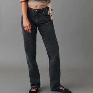 Low waist straight jeans Gina - Snygga svarta jeansbyxor med en klassisk straight passform från Gina. Inte så använda. Storlek 36 men passar även 34