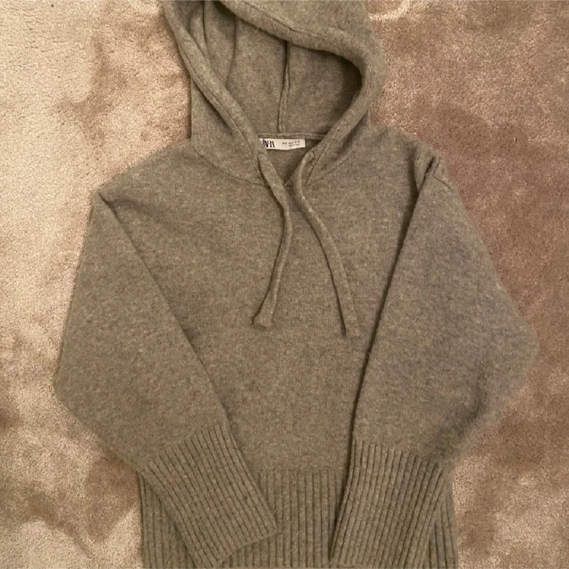 Grå hoodie från Zara - 3