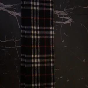  Burberry halsduk - Snygg rutig halsduk från Burberry i klassiska färgern. Det är bara att höra av sig om man har frågor!