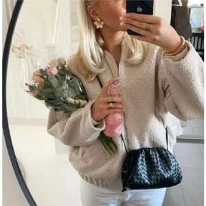 Beige teddy bomberjacka  - Supersnygg och skön beige teddyvårjacka i väldigt fint skick! Perfekt för våren och funkar för både kallare och varmare väder. Kan tänka mig sälja för billigare vid snabb affär! Obs säljer samma jacka från mitt andra konto: junis_gaderob 