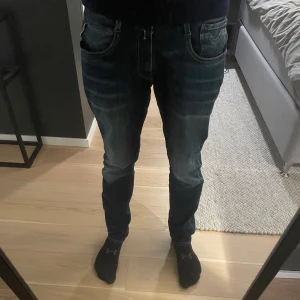 Mörkblå jeansbyxor med broderade detaljer - Snygga mörkblå jeansbyxor från Replay med broderade detaljer på bakfickorna. De är u fina skick och passar till allting.Perfekta för en avslappnad och stilren stil. Priset är hugget i sten. Skriv vid funderingar!