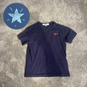 Cdg T-shirt  - Säljer en fett cdg T-shirt i storlek m men ganska säker på att den passar någon i storlek m priset kan diskuteras vid snabb affär skriv vid frågor och funderingar 