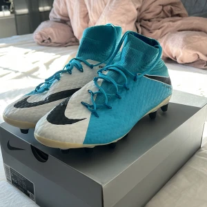 Nike Hypervenom fotbollsskor - Säljer ett par sällsynta Nike hypervenom phantom 3 i nästan ny skick (använda 1-2 gånger) storlek 42,5. Skorna olise är känd för att använda. Kom med bud eller byten, kan gå ned i pris vid snabb affär. Mvh 