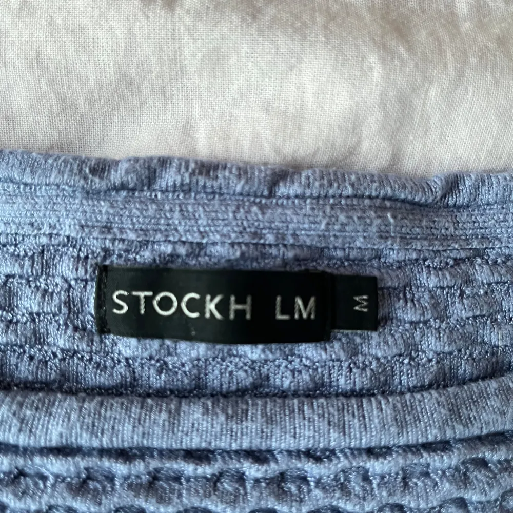 Säljer en snygg blå tröja från Stockh LM som knappt är använd. Det ser ut att vara en liten fläck på mudden (se bild 4) men inget man märker💗. Neuletakit & Villapaidat.