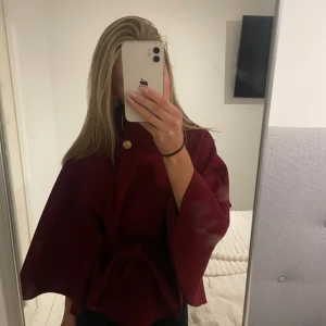 Vinröd kappa med knytband - Säljer en superfin vinröd kappa från missäy, perfekt för vinter och vår. Aldrig använd och prislapp finns kvar!💗