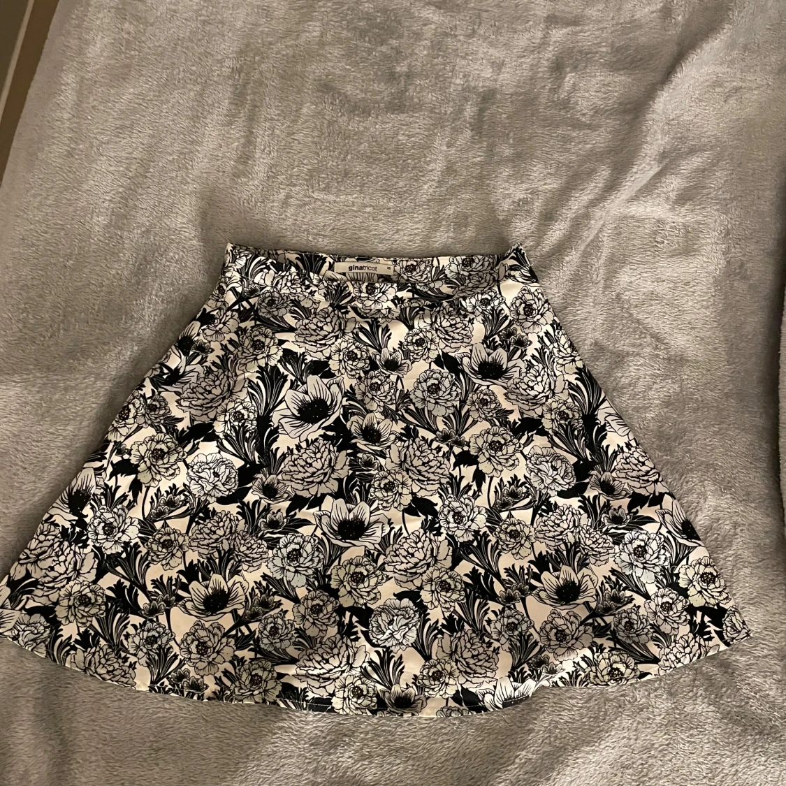 Blommig kjol från Gina Tricot