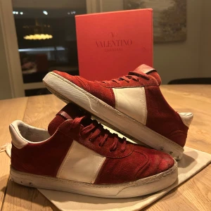 Valentino flycrews  - Valentino flycrews. Storlek 40 sitter som 41,5. Skicket på skorna är 8/10 där av bara de är sulan på skon som tappar lite färg. Färgen är röd lite åt de mörka hållet. Hör va er vid frågor🔥