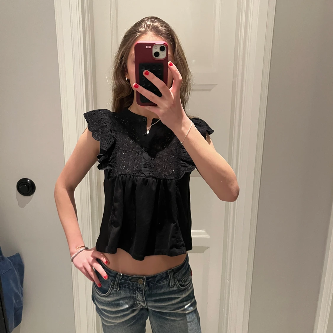Svart blus med volangdetaljer - 1