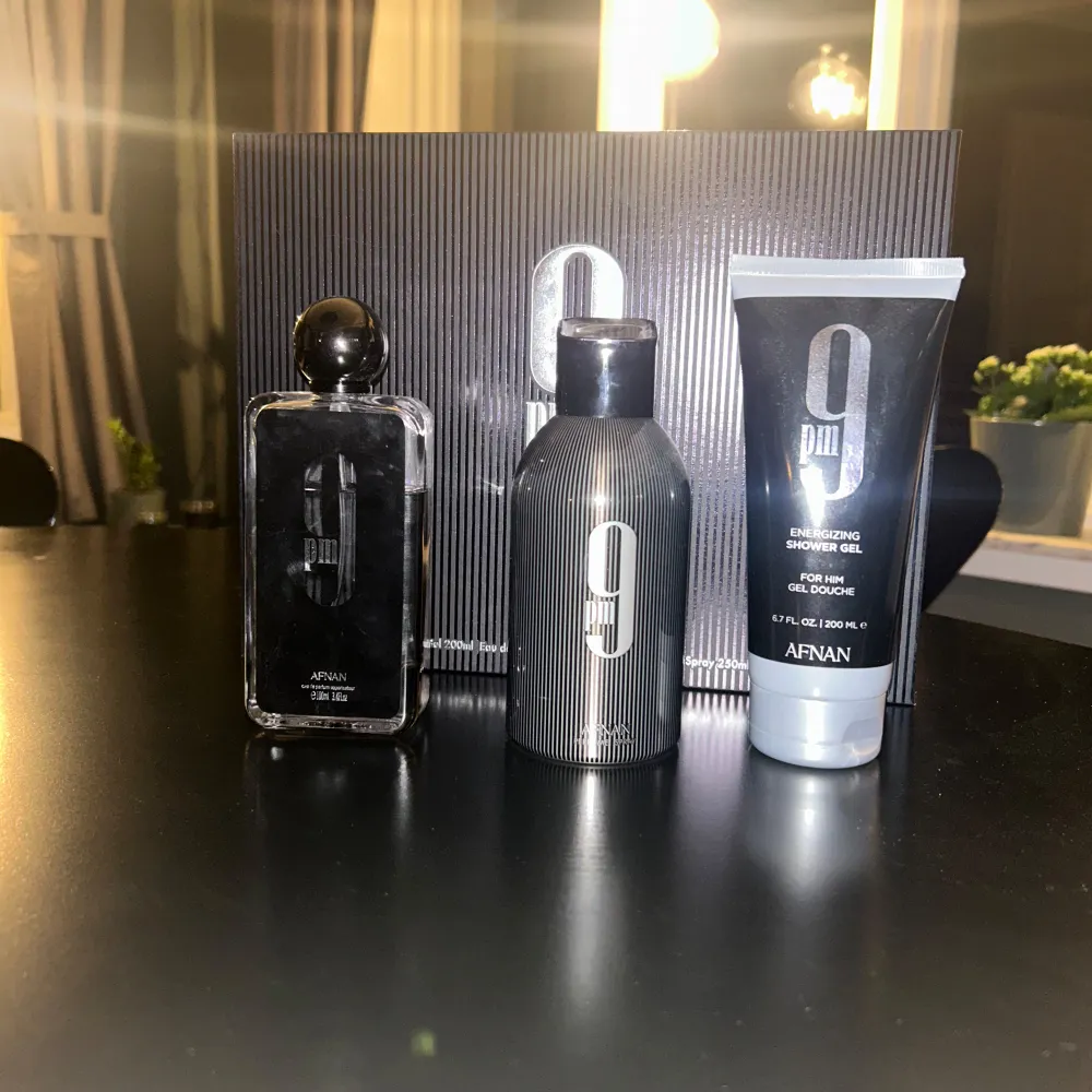 Säljer ett elegant parfymset från Afnan med doften 9PM. Setet innehåller en Eau de Parfum i en stilren svart flaska med rundad kork, en matchande duschgel och en flaska med samma doft. Perfekt för kvällsanvändning med en sofistikerad och modern känsla. Byter hälst men annars bud!. Perfume.