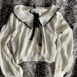 Vit stickad kofta med spetsdetaljer - Aldrig använt💕