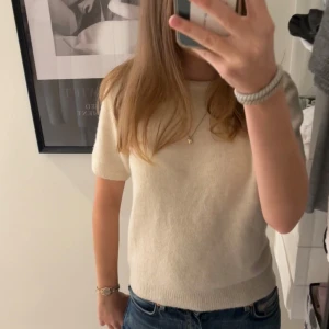 Stickad t shirt!  - Säljer denna fina stickade tröja från H&M i mycket bra skick!! Skriv gärna om du har frågor eller är intresserad 🩵