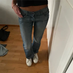 Blå Levis bootcut jeans - Säljer ett par klassiska blå Levis jeans med bootcut-stil. De har en snygg färg och är midwaist/lågmidajade. Säljer på grund av att dem är för små. Dom passar perfekt om man är ganska kort 