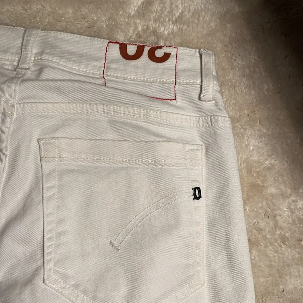 Tja säljer nu mina vita dondup för dom tyvärr inte passar mig längre, riktigt fräscha och populära jeans till sommaren.. Farkut & Housut.