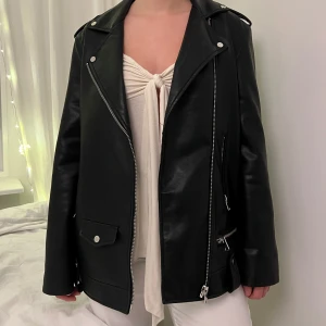 Svart skinnjacka med dragkedja - Stradivarius skinnjacka i nytt skick, lite oversized och längre i modellen. 🫶