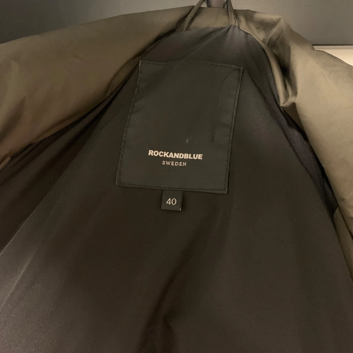 Olivgrön dunjacka från Rockandblue - 2