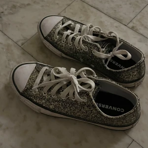 Silvriga converse  - Säljer dessa coola Converse❤️‍🔥❤️‍🔥❤️‍🔥 passar mig som har 38