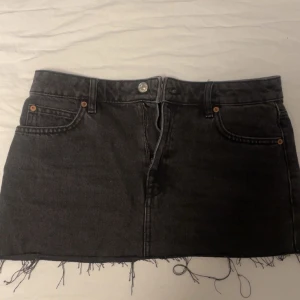 Svart jeanskjol från MNG - Snygg svart jeanskjol som använts fåtal gånger💞